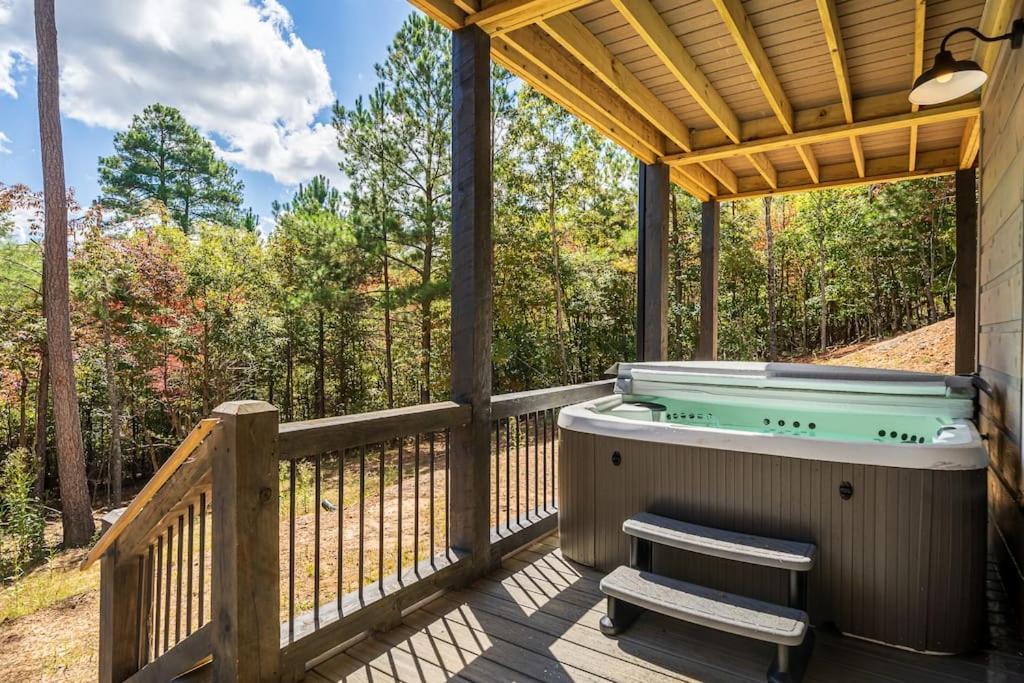 The Llaguna Lodge - New Cabin, Sleeps 10, Fire Pit, Hot Tub, In Blue Ridge , Ga Exterior photo
